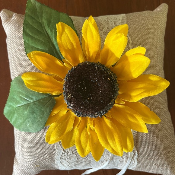 3 pieces Ring pillow, Mr & Mrs burlap chair signs - Picture 8 of 9